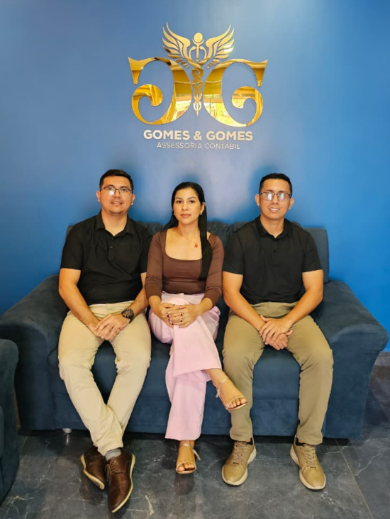 Equipe Gomes & Gomes em seu escritório